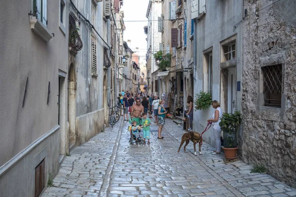 Bir Rovinj, Croatia.Rovinj, Hırvatistan - Temmuz sokaklarda turistler
