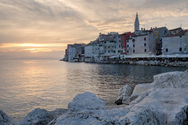 Zonsondergang over de oude binnenstad van Rovinj, Kroatië — Stockfoto