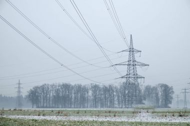 Kış alanındaki elektrik direkleri