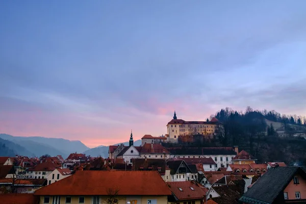 Günbatımı Skofja Loka eski kasabada.