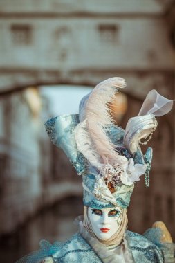 Kostümlü kadın Veni Karnaval sırasında iç geçiriyor Köprüsü