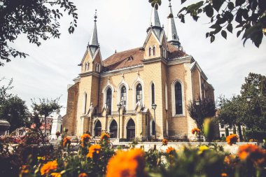 Romanya 'da turuncu çiçekli bir kilise.