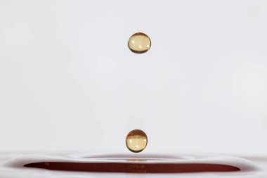 Su iki damla ve dalgalarla sıçrar.