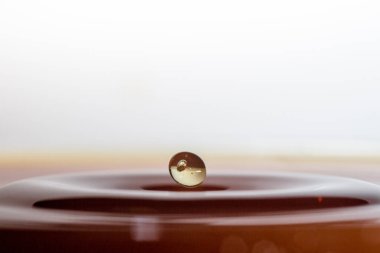 Su damlalar ve dalgalarla sıçrar.