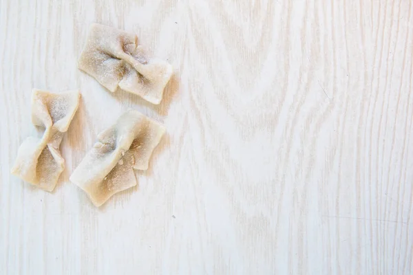 Işık masasında ev yapımı makarna farfalle. Üst görünüm