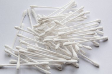 Beyaz arkaplanda izole edilmiş plastik pamuk tomurcukları grubu