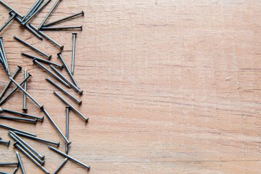 Tırnaklı ahşap arka plan. Açık tahta masadaki siyah çivileri kapat.