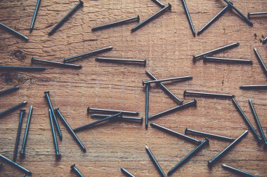 Hafif ahşap masada filtreli siyah çivileri kapat.