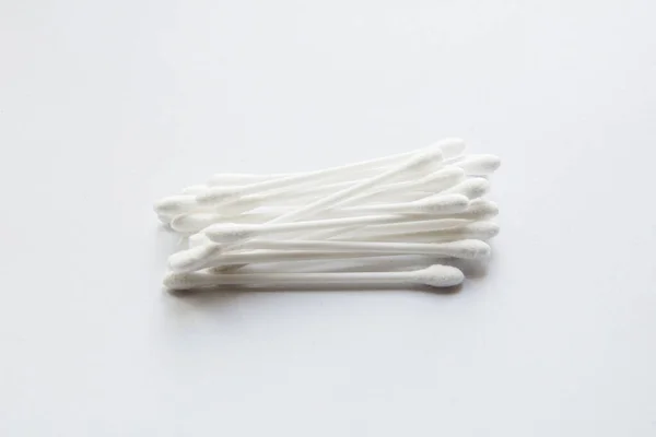 Kulak çubuklarının üst görünümü beyaz arkaplanda serili