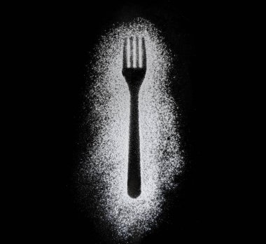 Siyah arkaplanda un ile yapılmış çatal silueti, yatay görünümde 