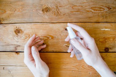 Eski ahşap arka planı olan el dezenfektanı, önleme kabuğu 19.