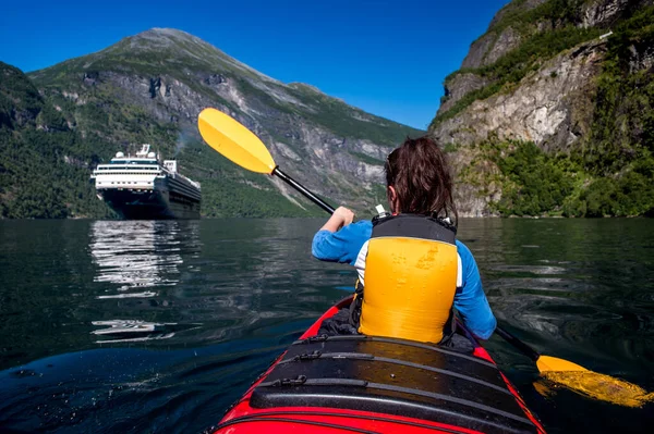 Het Meisje Drijft Kajak Fjord Buurt Van Toeristische Lijnvaart — Stockfoto