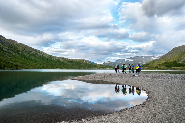 Een Groep Toeristen Aan Het Meer Het Nationale Park Jotunheimen — Stockfoto