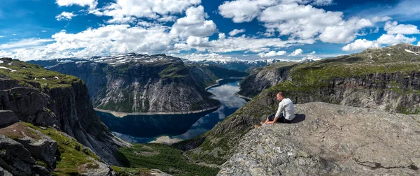 Trolltunga Noorwegen Juli 2016 Man Zittend Rand Van Een Klif — Stockfoto