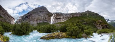 Avrupa 'nın en büyük buzullarından birinin erimesiyle ortaya çıkan erimiş su akışı Norveç' in jostedal buzulu