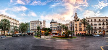 Valencia İspanya 'da günbatımının arka planındaki Plaza de la Reina' nın panoramik görüntüsü