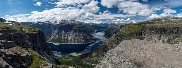 Panorama Van Bergen Zomer Zonnige Dag Buurt Van Trolltunga Noorwegen — Stockfoto