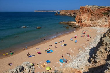 Dona Ana plajı Lagos 'un güneyinde yer almaktadır ve Ponta da Piedade Burnu' nun kireçtaşı kayalıklarında yer almaktadır.. 