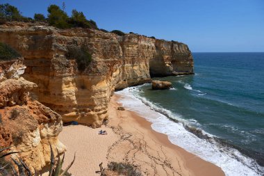 Dona Ana plajı Lagos 'un güneyinde yer almaktadır ve Ponta da Piedade Burnu' nun kireçtaşı kayalıklarında yer almaktadır.. 