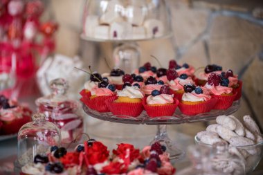 Masa çeşitli şekerlemelerle süslenmiş.