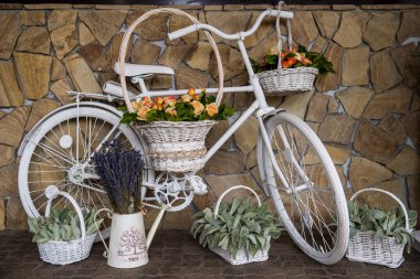 Bisiklet ve çiçek buketlerinden yapılmış bir kurulum