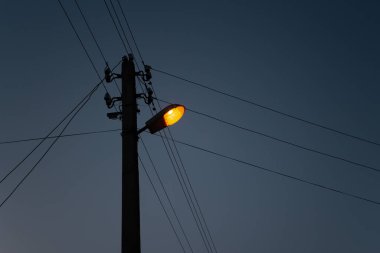 Alacakaranlıkta parlayan sokak lambası