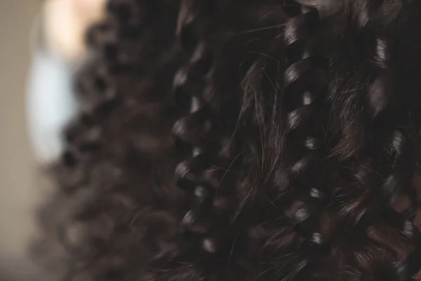 漂亮的巧克力色卷发特写 把注意力集中在卷发上 美丽的背景图像 妇女的头发 — 图库照片