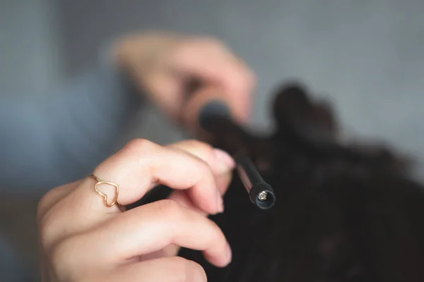 Der Friseur Verdreht Dem Kunden Großaufnahme Die Haare Weicher Fokus — Stockfoto