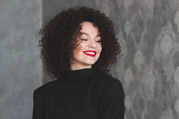 Retrato Close Uma Jovem Menina Bonita Que Está Sinceramente Sorrindo — Fotografia de Stock