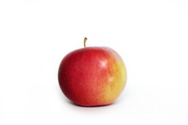 beyaz arkaplanda elma kırmızısı