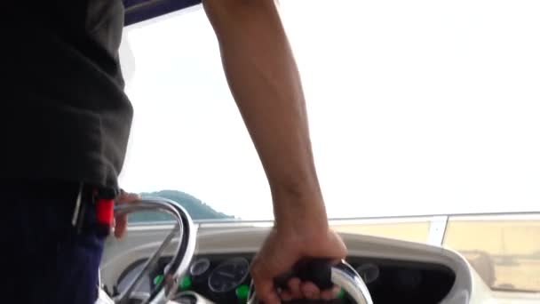 Руки Чоловіка Стоїть Шоломі Моторного Човна Тримають Шолом Контролюють Човен — стокове відео