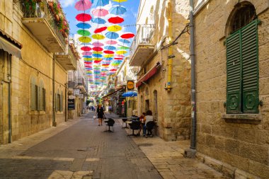 Street, Jerusalem renkli şemsiye ile dekore edilmiş