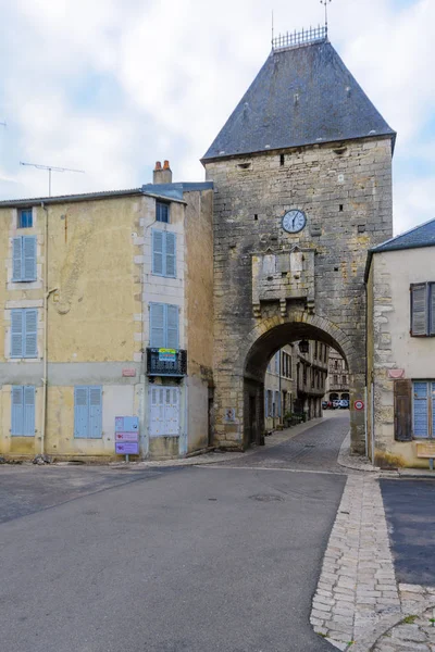 O portão de entrada (porte dAvallon), Noyers-sur-Serein — Fotografia de Stock
