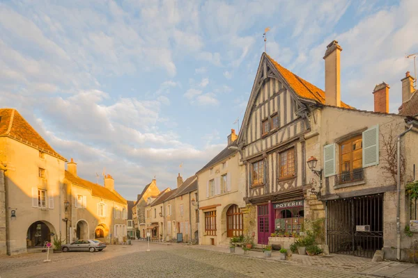 Vierkant met vakwerk huizen, in het middeleeuwse dorpje Noyers — Stockfoto