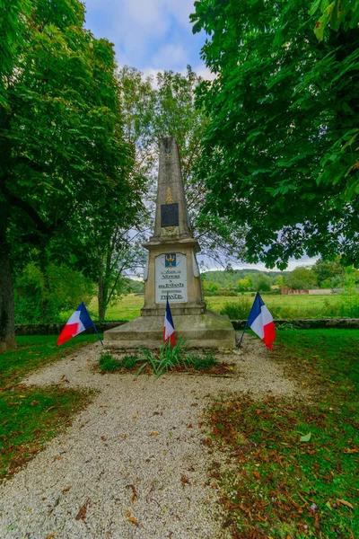 Noyers-sur-Serein 아이들을 위한 기념비 — 스톡 사진