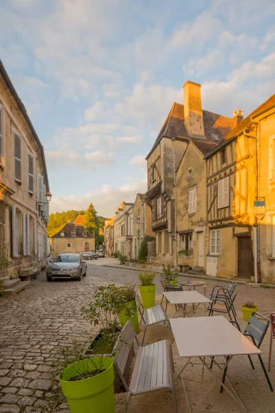 Plaza con casas de entramado de madera, en el pueblo medieval Noyers — Foto de Stock