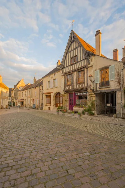 Vierkant met vakwerk huizen, in het middeleeuwse dorpje Noyers — Stockfoto