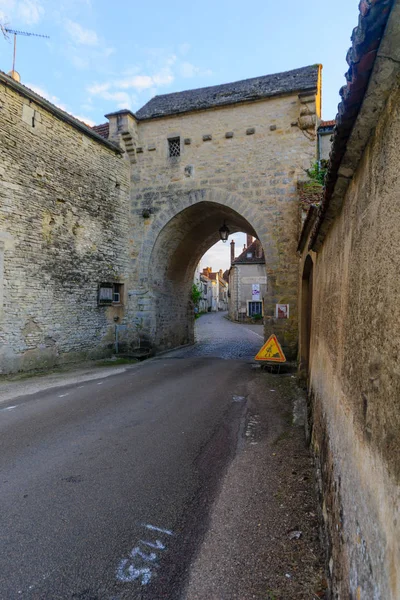 Severní brána ve středověké vesnici Noyers-sur-Serein — Stock fotografie