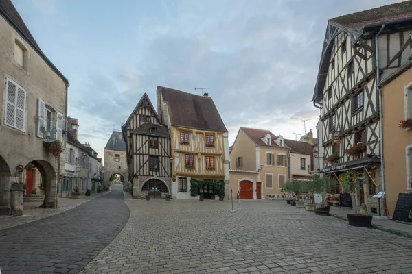 Plaza con casas de entramado de madera, en el pueblo medieval Noyers — Foto de Stock