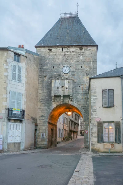 La puerta de entrada (porte dAvallon), Noyers-sur-Serein — Foto de Stock
