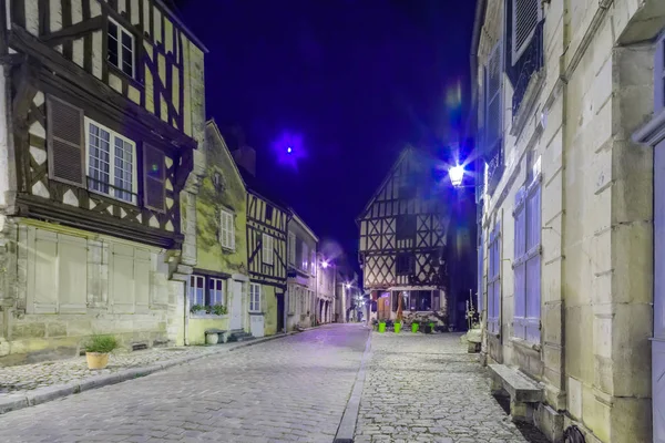 Plaza con casas de entramado de madera, en el pueblo medieval Noyers — Foto de Stock