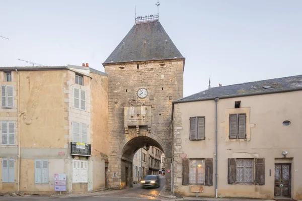 La puerta de entrada (porte dAvallon), Noyers-sur-Serein — Foto de Stock