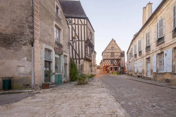 Plaza con casas de entramado de madera, en el pueblo medieval Noyers — Foto de Stock