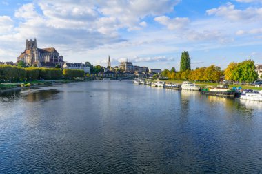 Yonne nehir ve kiliselerde Auxerre