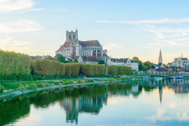 Yonne nehir ve kiliselerde Auxerre