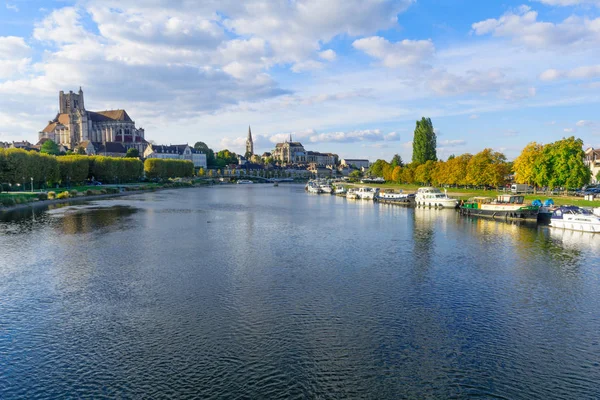 Yonne River and churches, in Auxerre — Stock Photo, Image