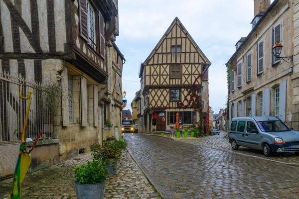 Vierkant met vakwerk huizen, in het middeleeuwse dorpje Noyers — Stockfoto