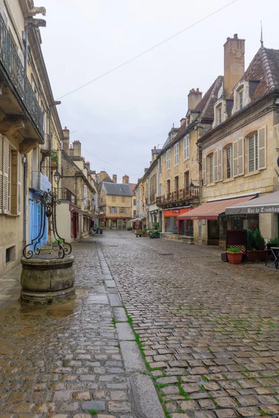 Calle en el centro medieval de Semur-en-Auxois — Foto de Stock