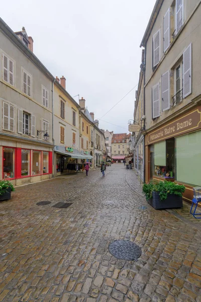 Calle en el centro medieval de Semur-en-Auxois — Foto de Stock
