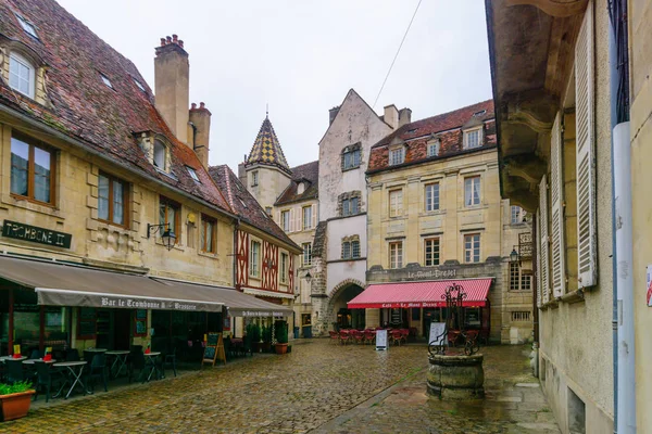 Ulice v středověké jádro Semur-en-Auxois — Stock fotografie